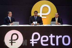 Tổng thống Venezuela Nicolas Maduro (giữa) trong cuộc họp báo về đồng Petro điện tử tại Caracas ngày 20/2